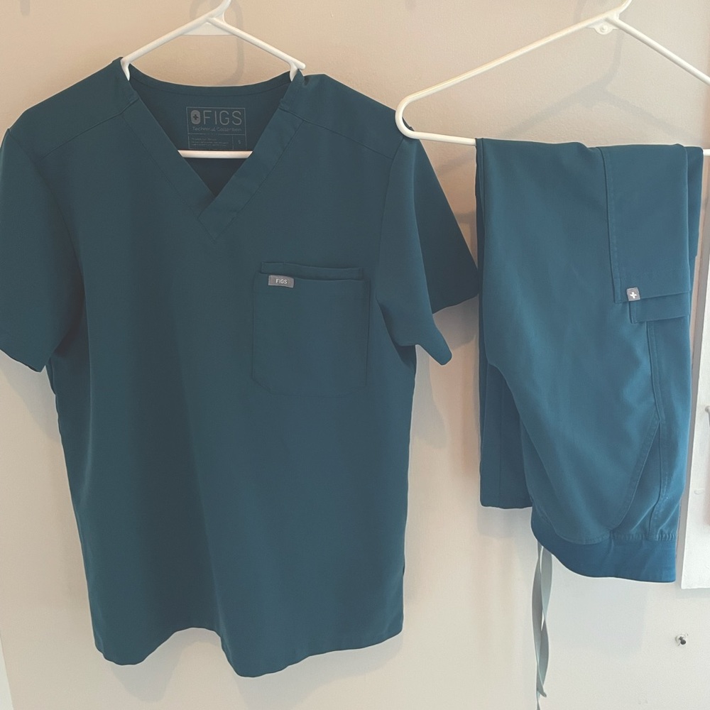 FIGS Caribbean Blue Men’s Scrub Set